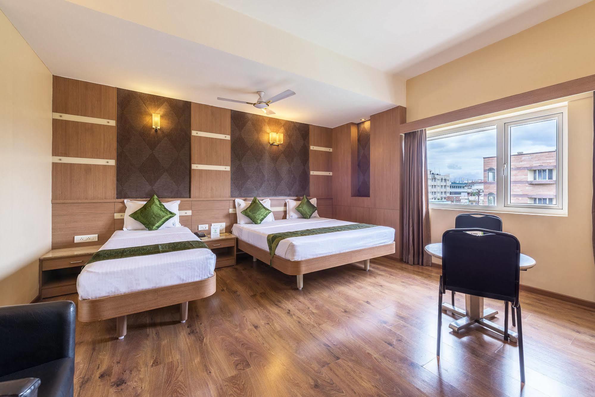 Treebo Ess Grande Hotel Kojambuttúr Kültér fotó