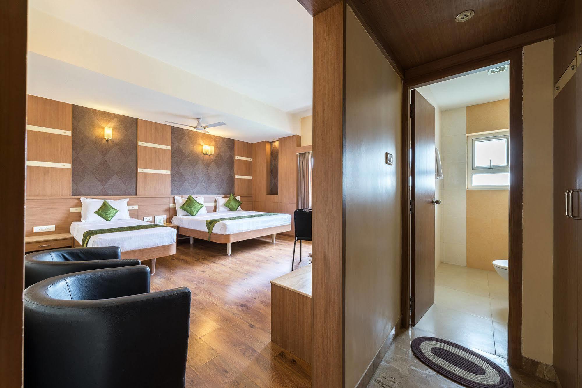 Treebo Ess Grande Hotel Kojambuttúr Kültér fotó